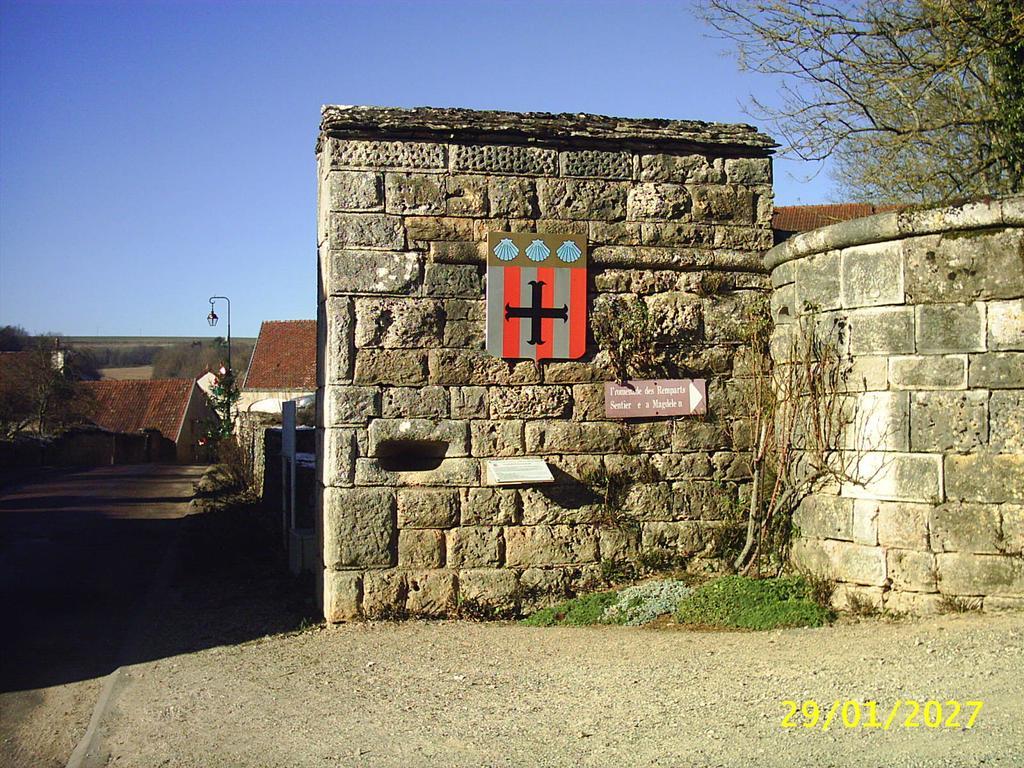 Le Puits Fortifie Salives Kültér fotó